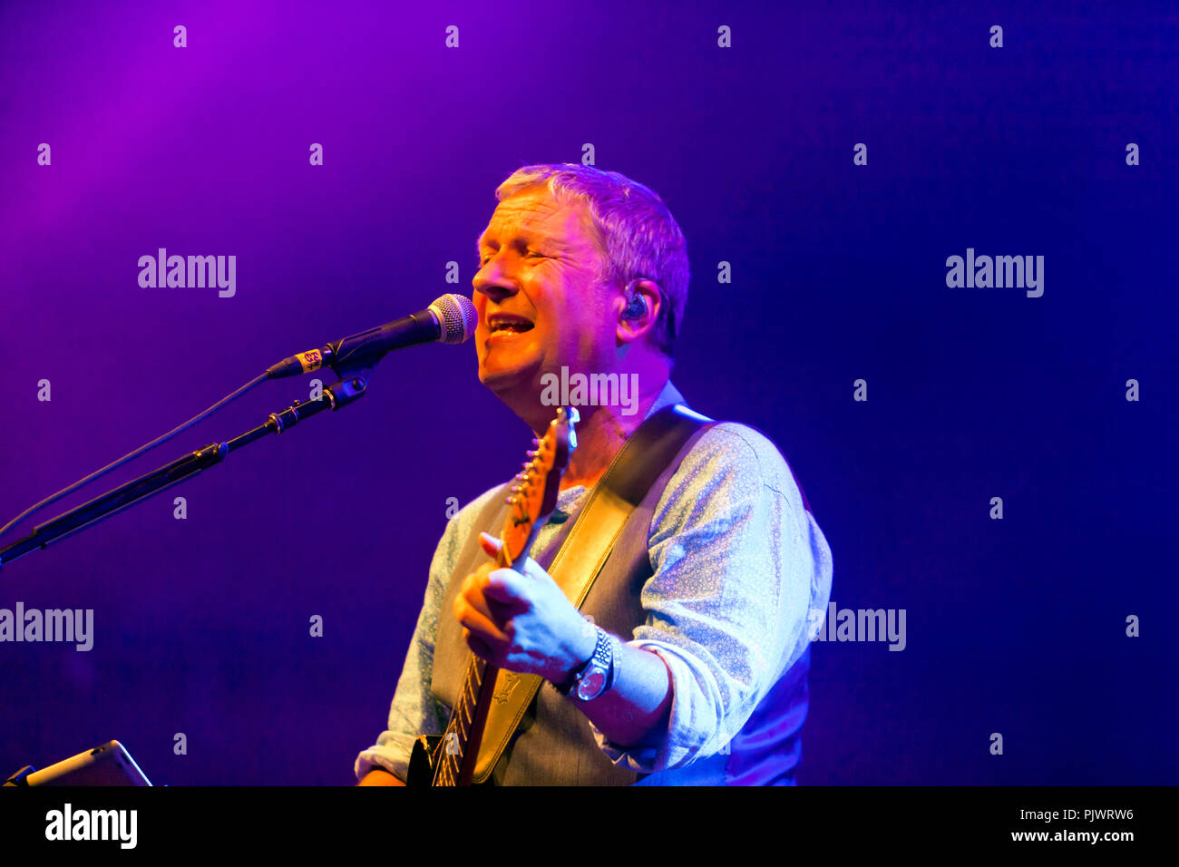 Glenn Tilbrook mit Squeeze auf der Hauptbühne des OnBlackheath Music Festival 2018, Stockfoto