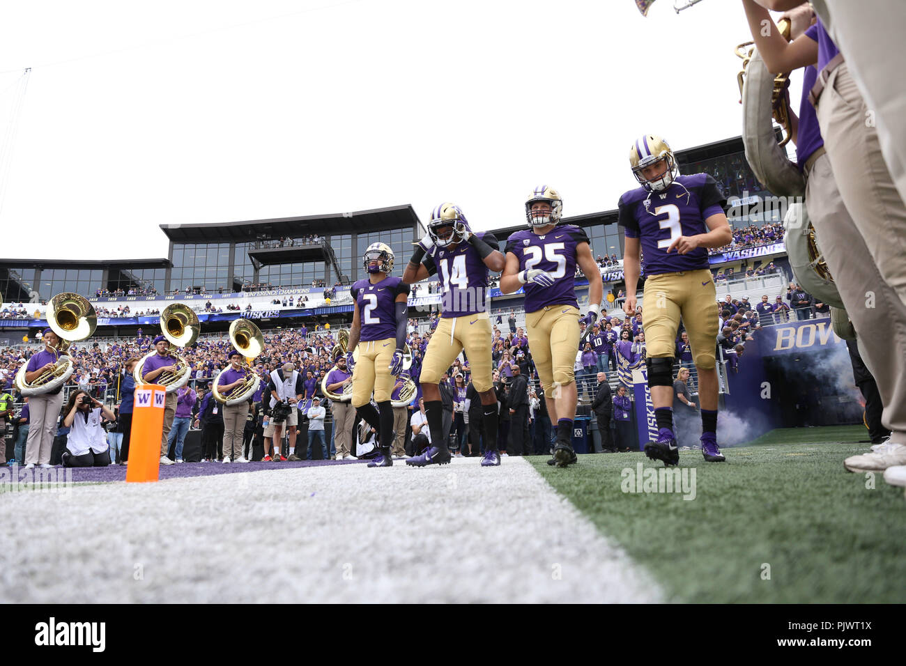 Seattle, WA, USA. 8. Sep 2018. Washington Huskies Quarterback Jake Browning (3), Washington Schlittenhunde wide receiver Aaron Fuller (2), Washington Schlittenhunde Defensive zurück JoJo McIntosh (14) und Washington Schlittenhunde linebacker Ben Burr-Kirven (25), um das Feld als Kapitäne vor einem Spiel zwischen der North Dakota kämpfenden Falken und Washington Schlittenhunde Husky Stadium in Seattle, WA. Die Schlittenhunde gewann 45-3. Sean Brown/CSM/Alamy leben Nachrichten Stockfoto