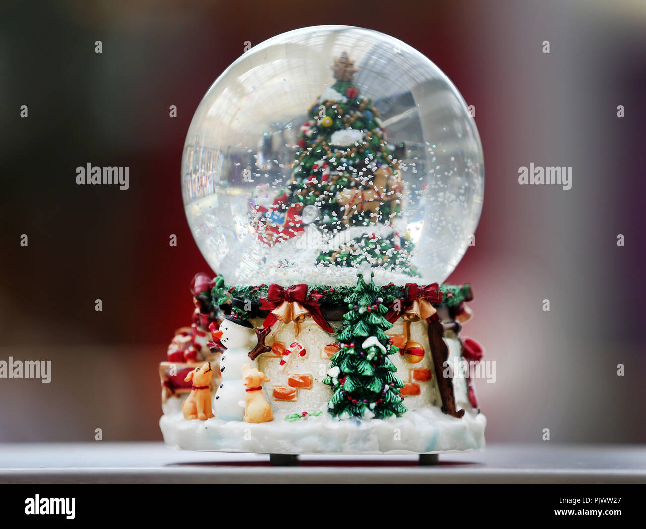 Essen, Deutschland. 05 Sep, 2018. Eine Schneekugel ist auf einem Regal auf der Christmasworld. Der Weihnachtsmarkt von rund 1.000 Quadratmetern wird voraussichtlich am 13. September 2018 zu öffnen. Foto: Roland Weihrauch/dpa/Alamy leben Nachrichten Stockfoto