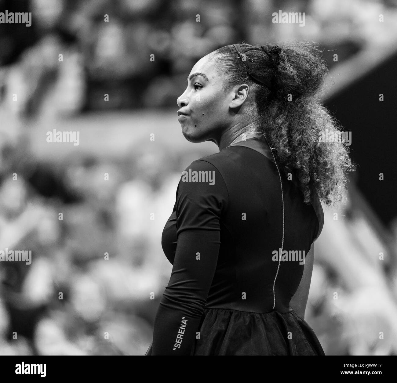 New York, USA. 8. September 2018. Serena Williams aus den USA reagiert nach Erhalt code Verletzung während Frauen einzel Finale der US Open gegen Naomi Osaka in Japan an USTA Billie Jean King National Tennis Center Credit: Lev radin/Alamy leben Nachrichten Stockfoto