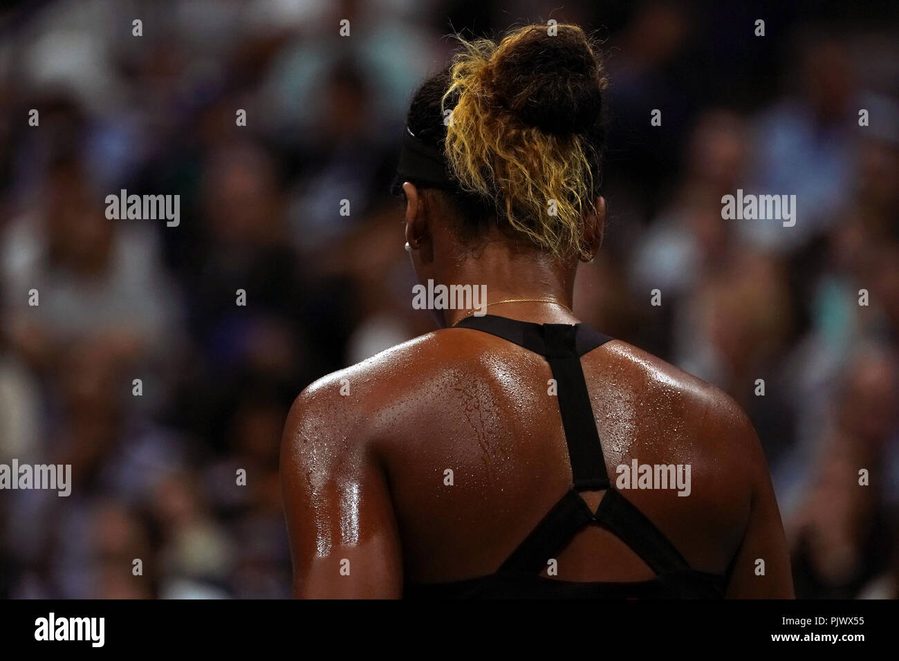 New York, USA. 8. September 2018. US Open Tennis: Schweiß glitzert auf der Schulter von Naomi Osaka von Japan als bereitet Sie auf Ihrem Weg zum Besiegen von Serena Williams bei den US-Open für Frauen endgültig zu dienen. Williams war ein Spiel bei 4-3 im abschließenden Satz, die Kontroverse, die für die match hinzugefügt bestraft. Quelle: Adam Stoltman/Alamy leben Nachrichten Stockfoto