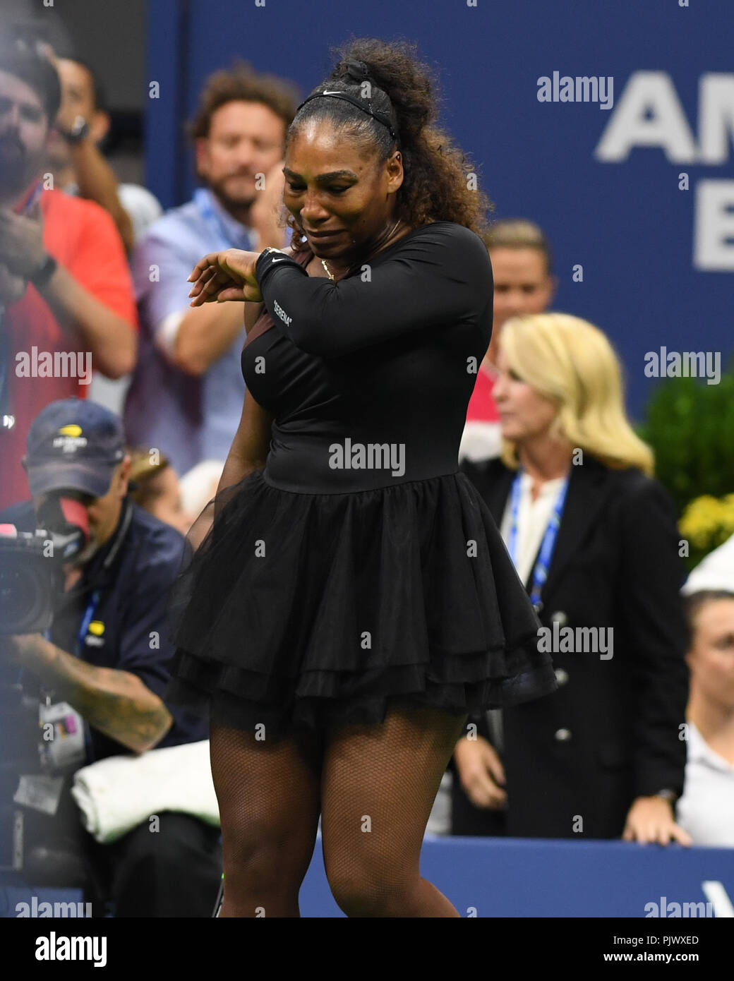 New York, USA. 8. September 2018. Serena Williams geht weg vom Gericht während ihres Gleichen mit Naomi's Osaka inder Frauen Finale am Arthur Ashe Stadium am USTA Billie Jean King National Tennis Center Weinen am 8. September 2018 in Flushing Queens. *** Keine NY ZEITUNGEN *** Quelle: MPI04/Medien Punch/Alamy leben Nachrichten Stockfoto