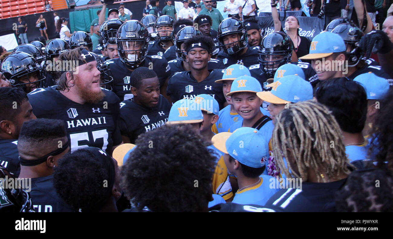 Honolulu, Hawaii. September 8, 2018 - Hawaii Rainbow Warriors Offensive Lineman J.R. Hensley #57 führt die Mannschaft in den jubeln zusammen mit der Little League World Series Champion Honolulu Mannschaft vor einem Spiel zwischen den Hawaii Rainbow Warriors und der Reis Eulen am Aloha Stadium in Honolulu, HI Michael Sullivan/CSM Credit: Cal Sport Media/Alamy leben Nachrichten Stockfoto