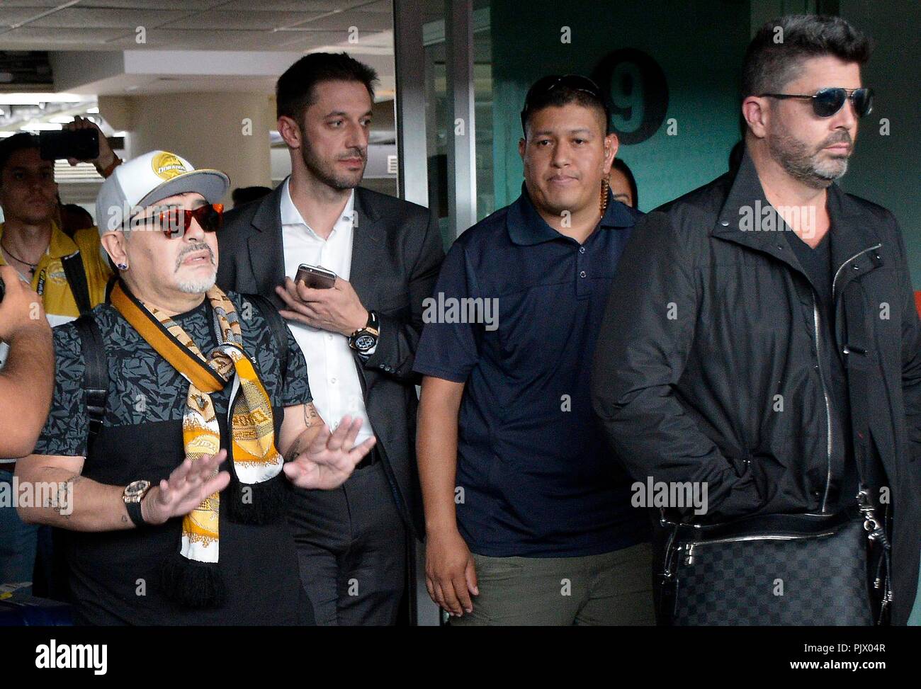Sinaloa, Mexiko. 8. Sep 2018. Argentinische Fußball-Legende Diego Maradona (L) reagiert nach seiner Ankunft am Flughafen in Culiacan, Sinaloa, Mexiko, an Sept. 8, 2018. Maradona angekommen im nördlichen Mexiko seinen neuen Job als Cheftrainer der zweiten Stufe mexikanischen Fußball Club Dorados von Sinaloa zu beginnen. Credit: Juan Carlos Cruz/Xinhua/Alamy leben Nachrichten Stockfoto