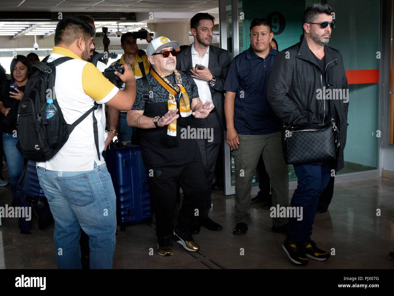 Sinaloa, Mexiko. 8. Sep 2018. Argentinische Fußball-Legende Diego Maradona (C) reagiert nach seiner Ankunft am Flughafen in Culiacan, Sinaloa, Mexiko, an Sept. 8, 2018. Maradona angekommen im nördlichen Mexiko seinen neuen Job als Cheftrainer der zweiten Stufe mexikanischen Fußball Club Dorados von Sinaloa zu beginnen. Credit: Juan Carlos Cruz/Xinhua/Alamy leben Nachrichten Stockfoto