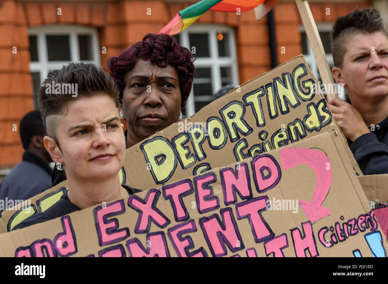 London, Großbritannien. 8. September 2018. Die Leute hören zu reden in Windrush Square nach dem März in Brixton Aufruf für den Windrush Regelung verbreitert, um alle Familien und Nachkommen der Windrush Generation zu gehören und für ein Ende der rassistischen feindlichen Umgebung für alle Einwanderer. Es fordert eine Amnestie für diejenigen, die hier leben, ohne sicheren Aufenthaltsstatus und der Bewegungsfreiheit für Commonwealth Citizens. Credit: Peter Marschall/Alamy leben Nachrichten Stockfoto