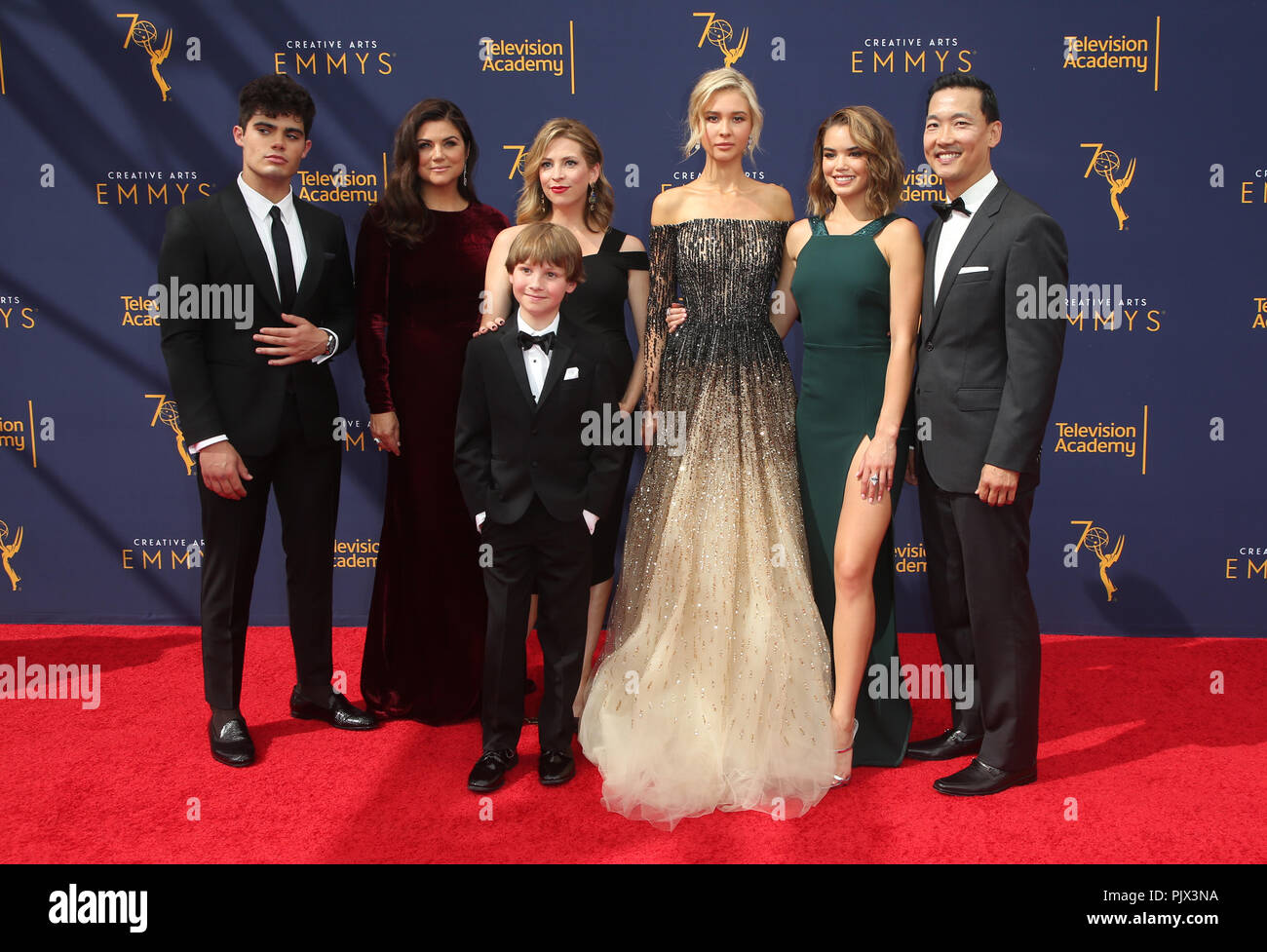 LOS ANGELES, Ca - 8. SEPTEMBER: Emery Kelly, von links, Tiffani Thiessen, Finn Carr, Jolie Jenkins, Isabel, Paris Berelc, Eddie Shin, an der 2018 Creative Arts Emmy Awards auf der Microsoft Theatre L.A. Leben in Los Angeles, Kalifornien am 8. September 2018. Credit: Faye Sadou/MediaPunch Stockfoto