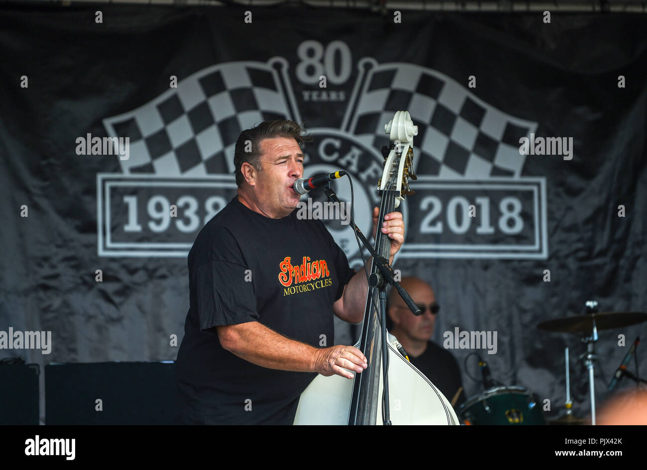 Brighton, UK. 9. September 2018. Tausende Biker und Rocker genießen Sie die jährlichen Ace Cafe Reunion Brighton Burn up und Fahrt mit der Wippe Veranstaltung an einem heißen sonnigen Tag an der Südküste. Jedes Jahr tausende Biker Fahrt von der berühmten Ace Cafe in London nach Madeira fahren Sie auf der Strandpromenade entfernt, wo Sie einen Tag der Musik und Nostalgie Foto von Simon Dack Kredit genommen genießen: Simon Dack/Alamy leben Nachrichten Stockfoto