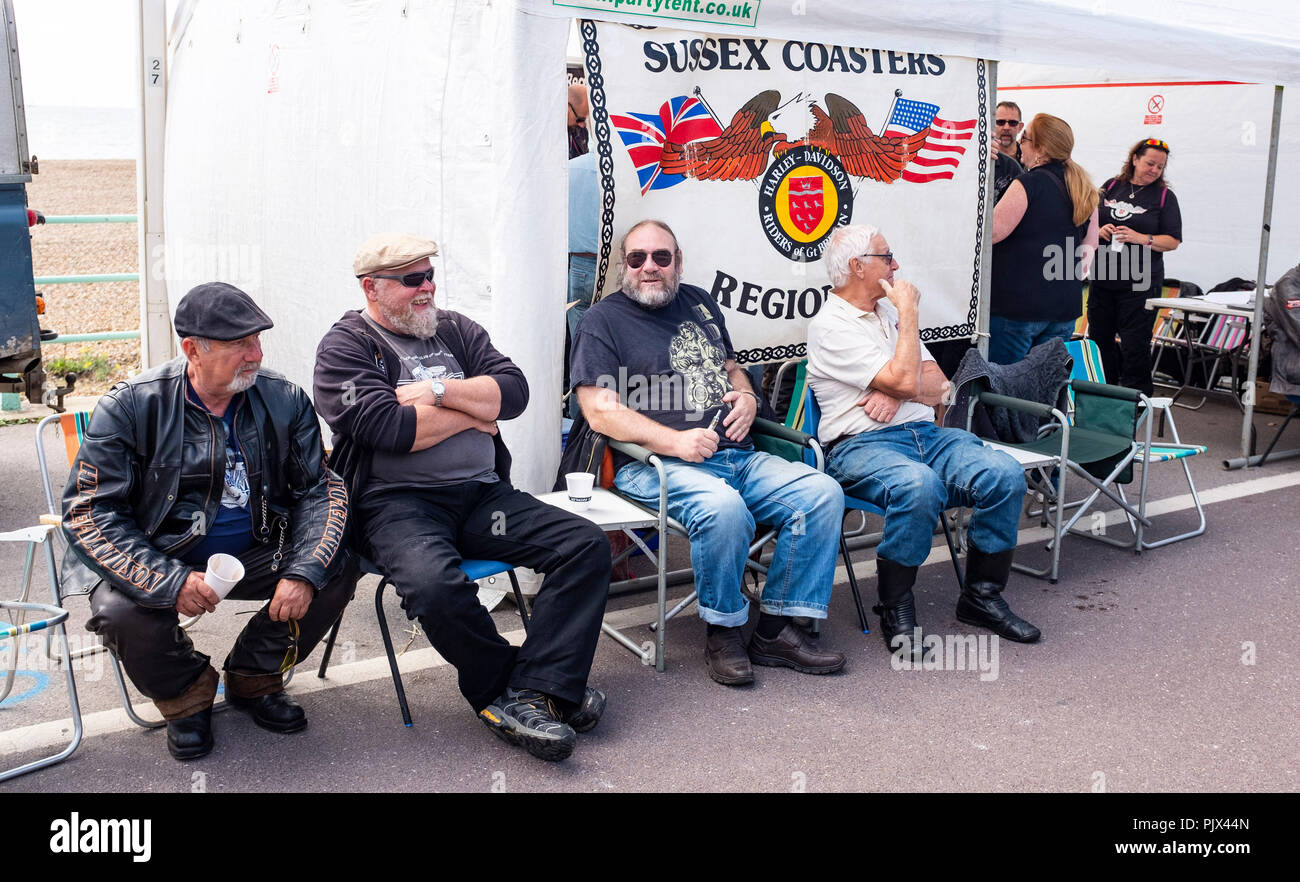 Brighton, UK. 9. September 2018. Die Sussex Achterbahnen melden Sie tausende Biker und Rocker Genießen der jährlichen Ace Cafe Reunion Brighton Burn up und Fahrt mit der Wippe Veranstaltung an einem heißen sonnigen Tag an der Südküste. Jedes Jahr tausende Biker Fahrt von der berühmten Ace Cafe in London nach Madeira fahren Sie auf der Strandpromenade entfernt, wo Sie einen Tag der Musik und Nostalgie Foto von Simon Dack Kredit genommen genießen: Simon Dack/Alamy leben Nachrichten Stockfoto
