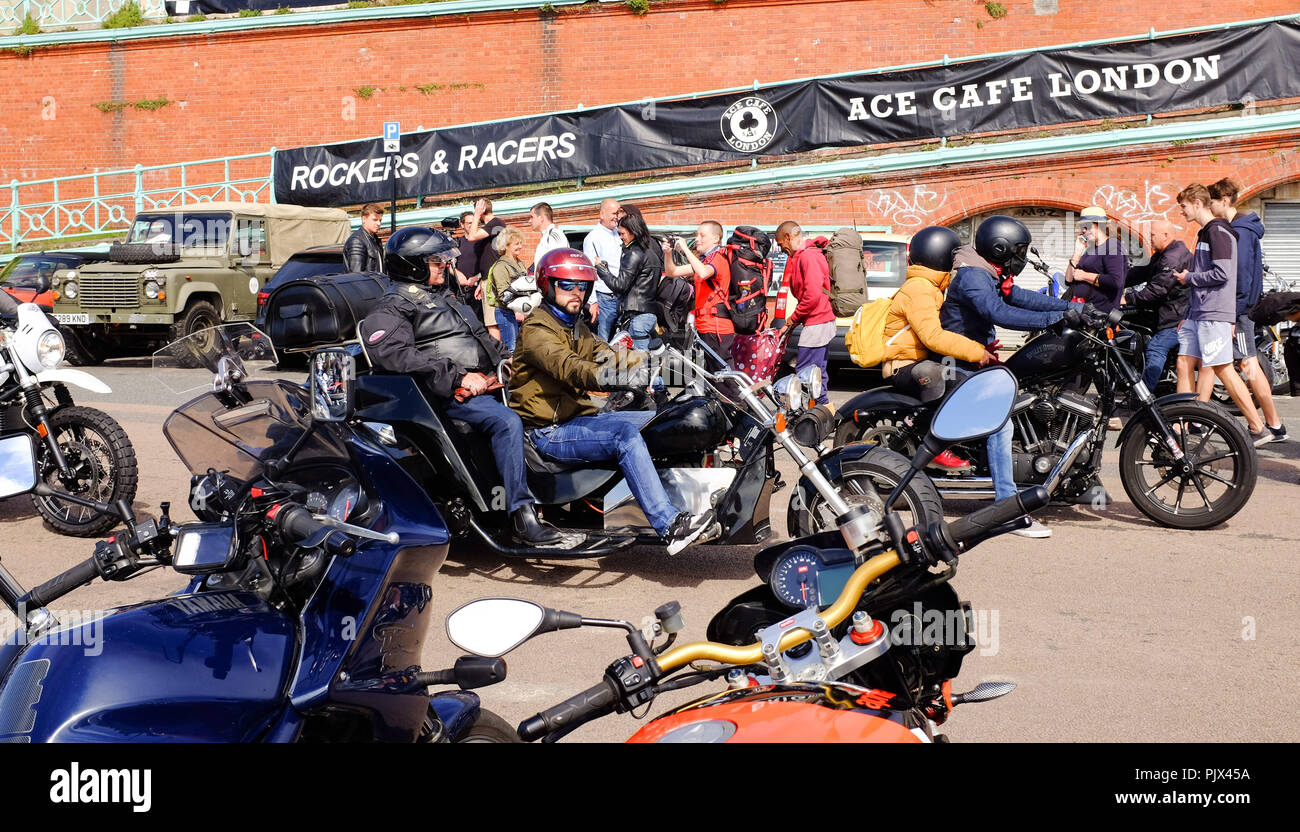 Brighton, UK. 9. September 2018. Tausende Biker und Rocker genießen Sie die jährlichen Ace Cafe Reunion Brighton Burn up und Fahrt mit der Wippe Veranstaltung an einem heißen sonnigen Tag an der Südküste. Jedes Jahr tausende Biker Fahrt von der berühmten Ace Cafe in London nach Madeira fahren Sie auf der Strandpromenade entfernt, wo Sie einen Tag der Musik und Nostalgie Foto von Simon Dack Kredit genommen genießen: Simon Dack/Alamy leben Nachrichten Stockfoto