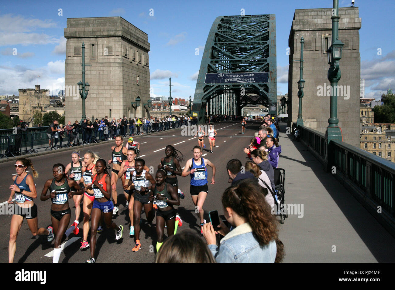 Newcastle upon Tyne, Großbritannien. 9. September 2018. Die roten Pfeile flypast über Tyne Bridge mit Läufern für die weltweit größte Halbmarathon für Läufer aller Fähigkeiten, Newcastle upon Tyne, Großbritannien September 9th, 2017. Quelle: David Whinham/Alamy Stockfoto