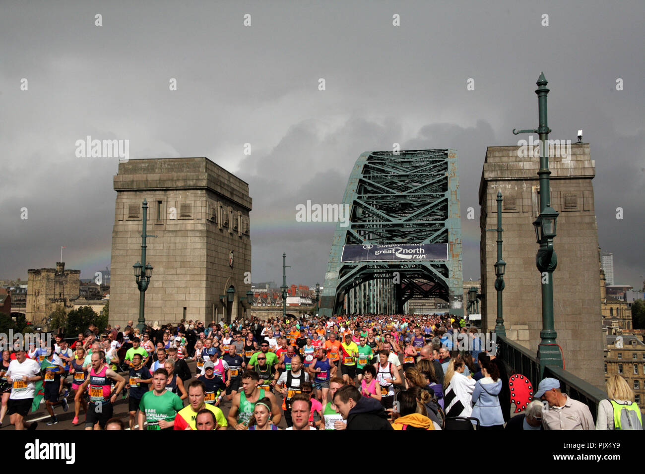 Newcastle upon Tyne, Großbritannien. 9. September 2018. Die roten Pfeile flypast über Tyne Bridge mit Läufern für die weltweit größte Halbmarathon für Läufer aller Fähigkeiten, Newcastle upon Tyne, Großbritannien September 9th, 2017. Quelle: David Whinham/Alamy Stockfoto