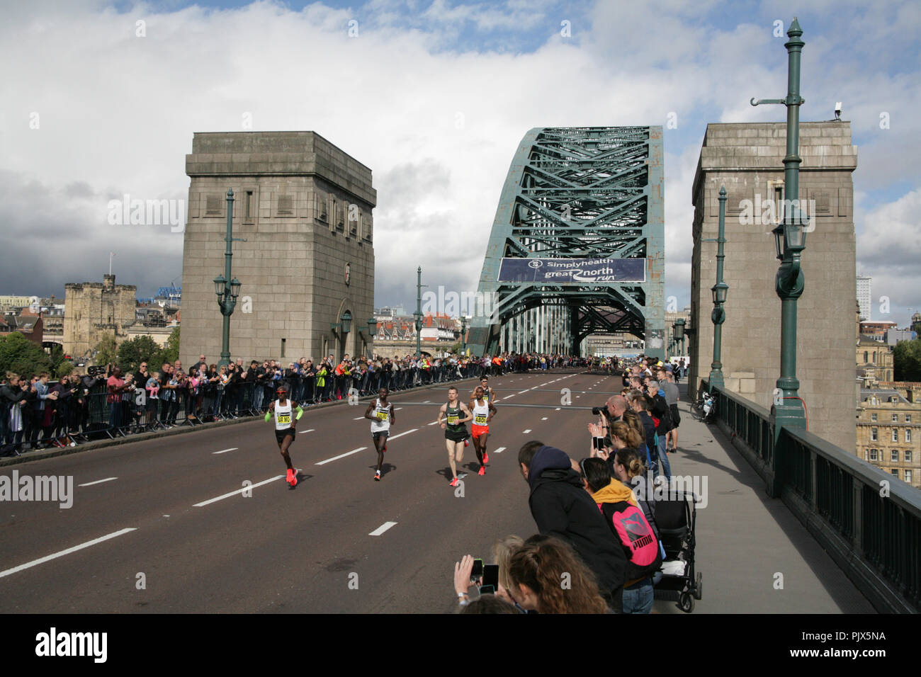 Der Great North Run 2018. Die roten Pfeile flypast über Tyne Bridge mit Läufern für die weltweit größte Halbmarathon für Läufer aller Fähigkeiten, Newcastle upon Tyne, Großbritannien September 9th, 2017. Quelle: David Whinham/Alamy Stockfoto