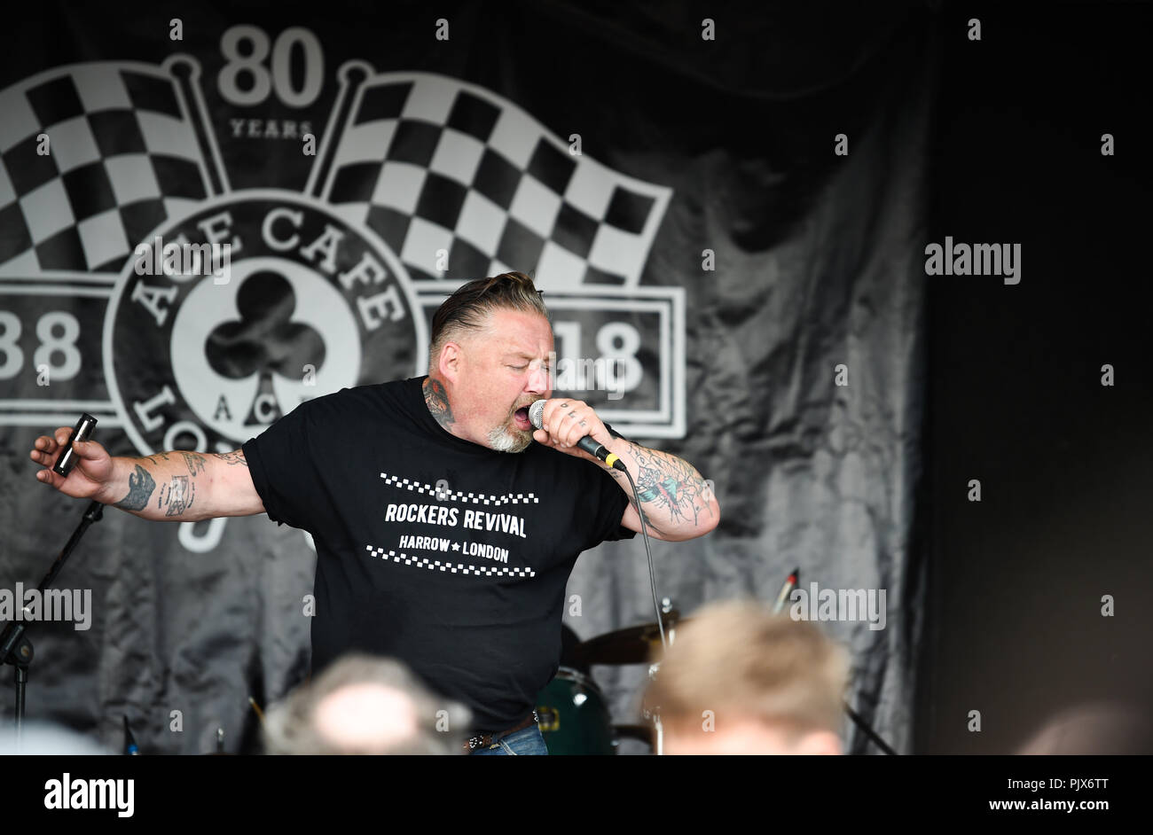 Brighton, UK. 9. September 2018. Porkys Hot Rockin durchführen an den jährlichen Ace Cafe Reunion Brighton Burn up und Fahrt mit der Wippe Veranstaltung an einem heißen sonnigen Tag an der Südküste. Jedes Jahr tausende Biker Fahrt von der berühmten Ace Cafe in London nach Madeira fahren Sie auf der Strandpromenade entfernt, wo Sie einen Tag der Musik und Nostalgie Kredit genießen: Simon Dack/Alamy leben Nachrichten Stockfoto