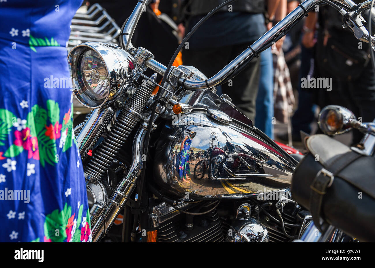 Brighton, UK. 9. September 2018. Tausende Biker und Rocker genießen Sie die jährlichen Ace Cafe Reunion Brighton Burn up und Fahrt mit der Wippe Veranstaltung an einem heißen sonnigen Tag an der Südküste. Jedes Jahr tausende Biker Fahrt von der berühmten Ace Cafe in London nach Madeira fahren Sie auf der Strandpromenade entfernt, wo Sie einen Tag der Musik und Nostalgie Kredit genießen: Simon Dack/Alamy leben Nachrichten Stockfoto