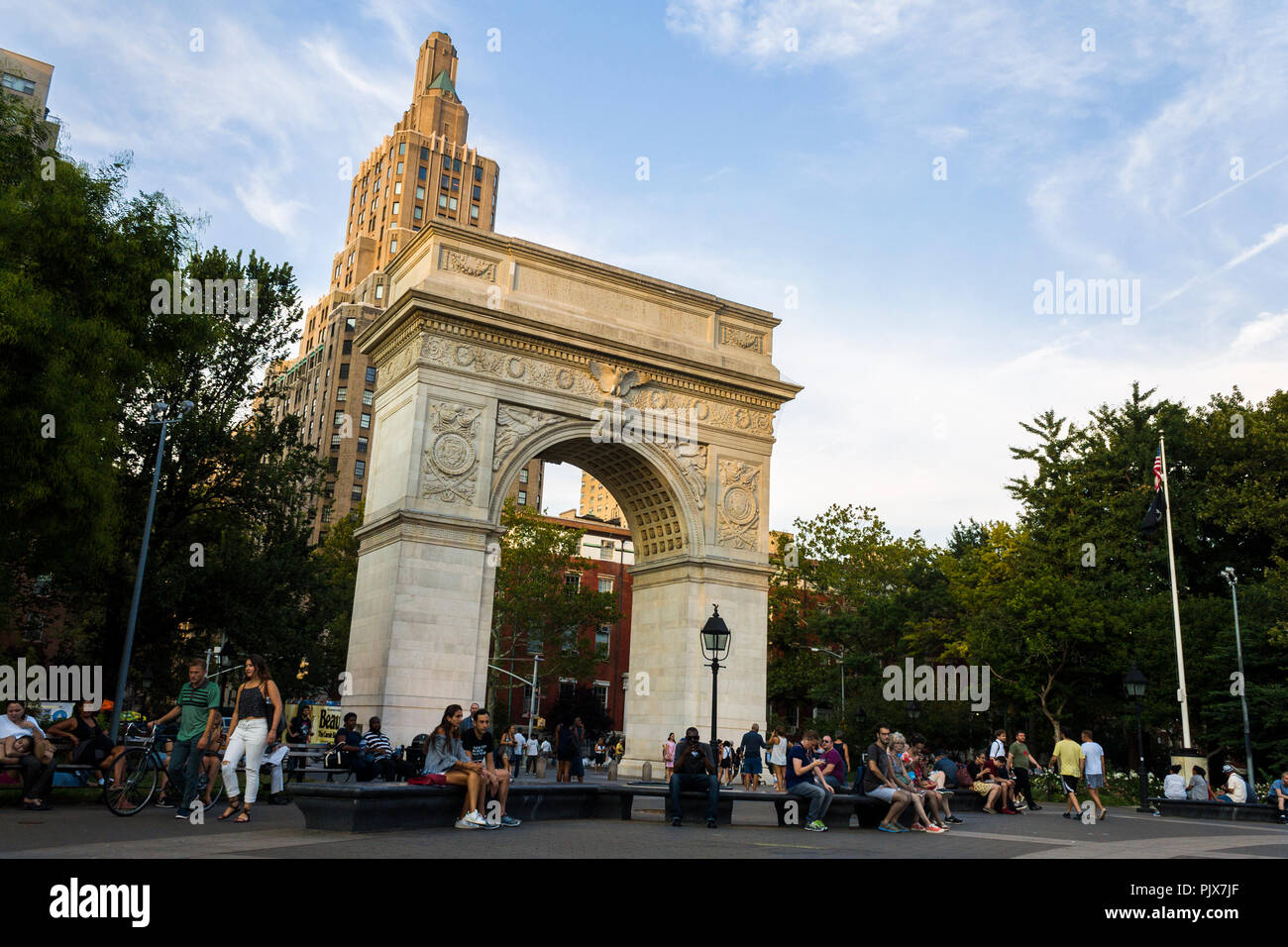 New York City. Das Washington Square Arch, ein Marmor Triumphbogen im Jahre 1892 in der Nähe von Greenwich Village in Manhattan erbaut Stockfoto
