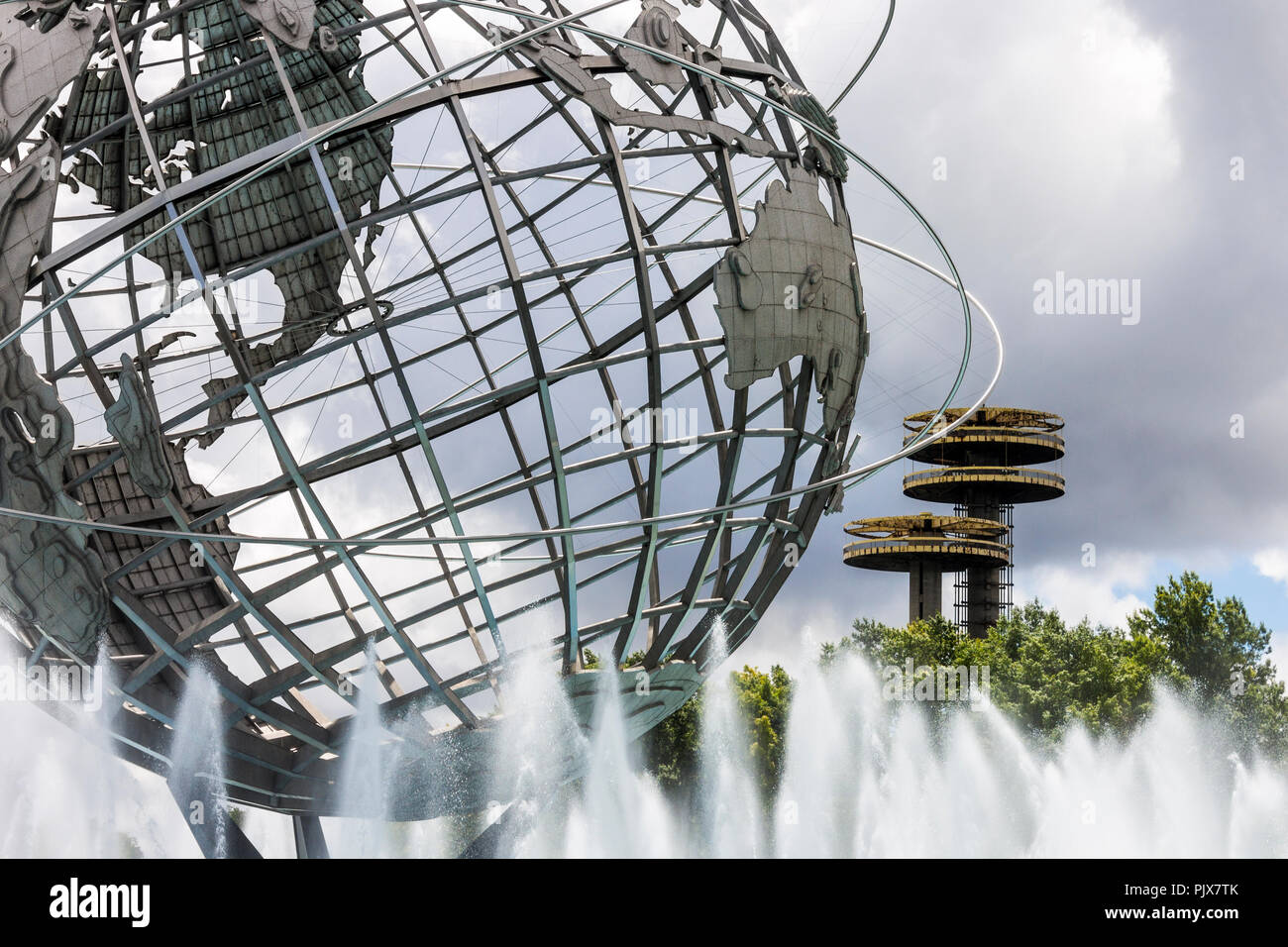 New York City. Die Unisphere, sphärischem Edelstahl Darstellung der Erde in Flushing Meadows Corona Park, Queens, mit der Informationsstelle zu Stockfoto