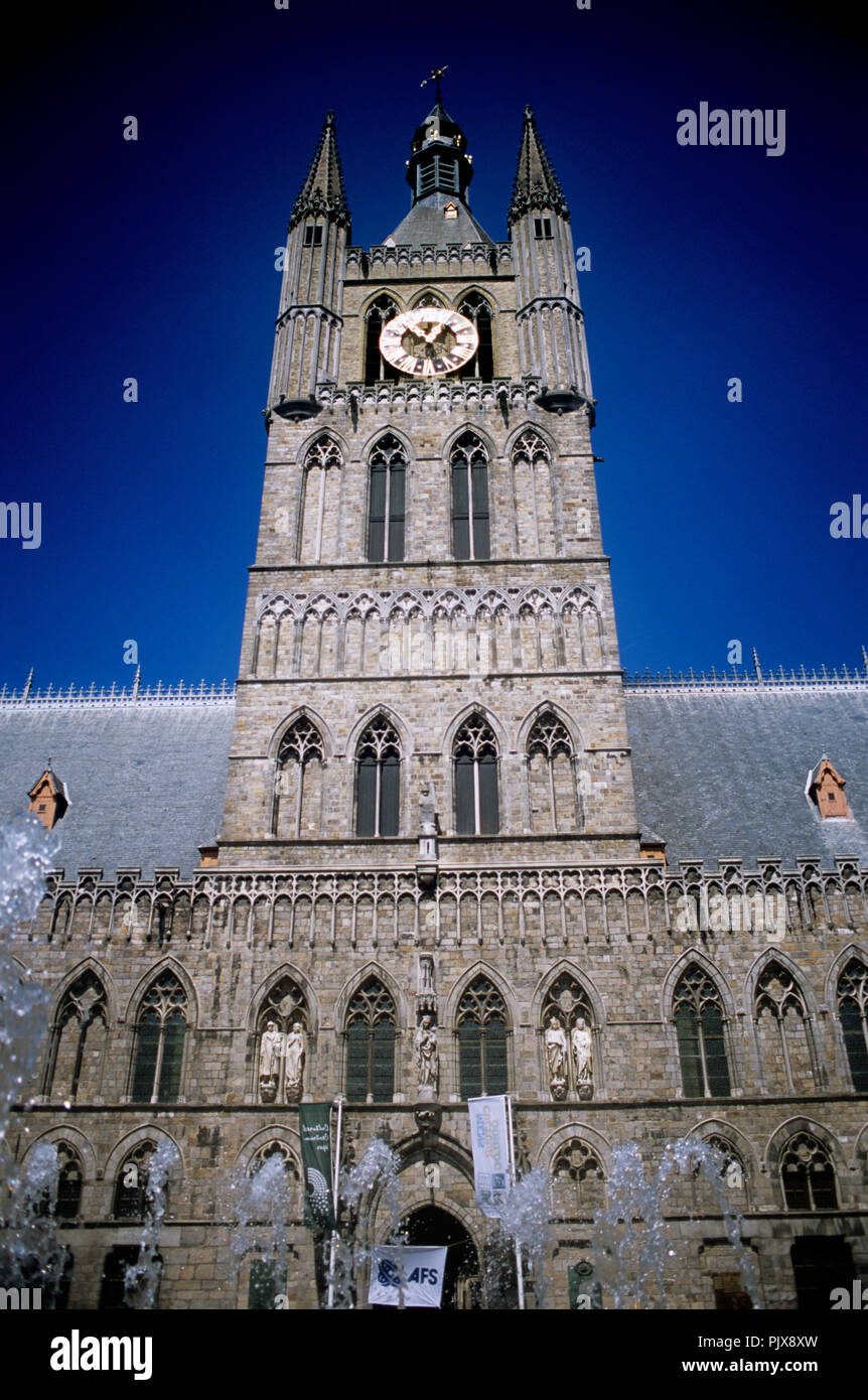 Der gotische Stil Tuchhallen' Lakenhall" in Ieper (Belgien, 11.05.2008) Stockfoto