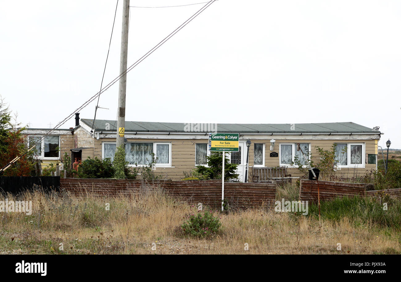 STANDALONE BLICK auf das Sleepers Cottage auf dem berühmten Dungeness Estate in Kent, das derzeit in der Gegend um £250,000 in der als Großbritanniens einzige Wüste und in der Nähe des Atomkraftwerks Dungeness beschriebenen Gegend zum Verkauf steht. Stockfoto