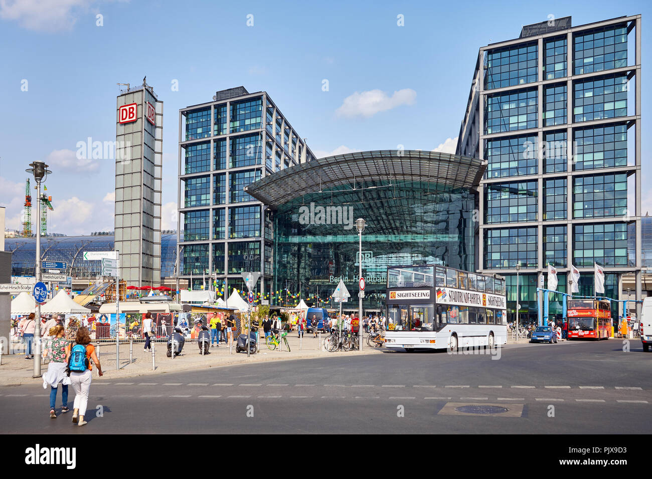 Berlin, Deutschland - 25. August 2018: Vorderansicht des Berliner Hauptbahnhofs Haupteingang an einem sonnigen Sommertag. Stockfoto