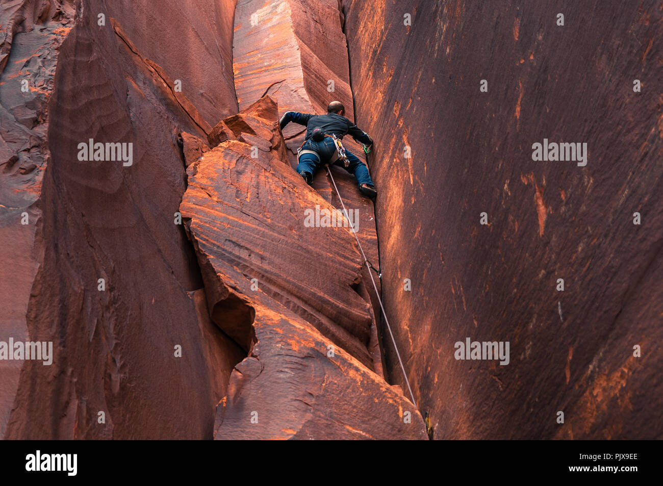 Herkömmliche klettern, Indian Creek, Moab, Utah, USA Stockfoto