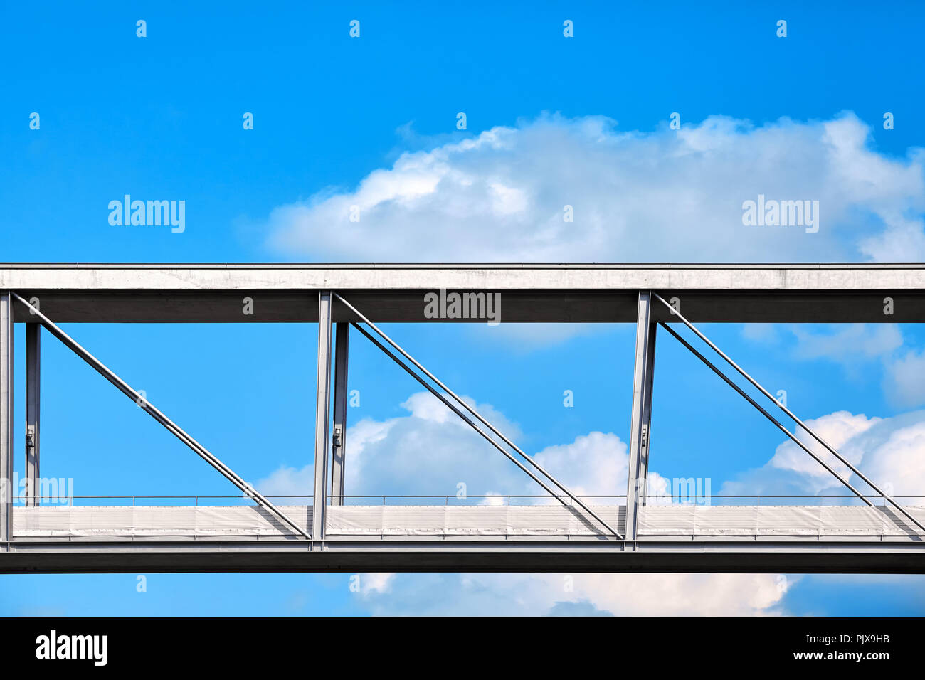 Bild einer Fußgängerbrücke gegen den Himmel. Stockfoto