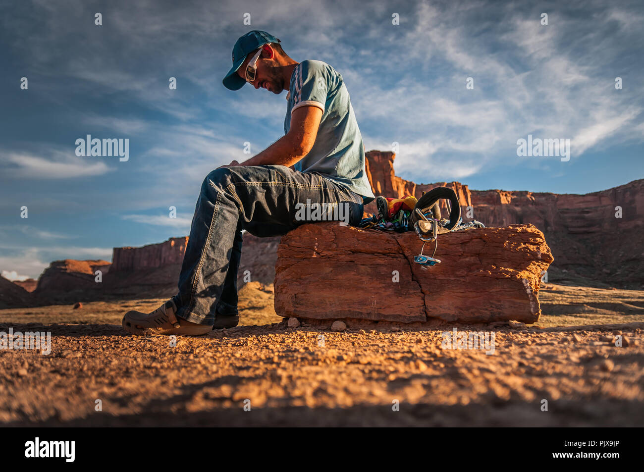 Kletterer lesen Buch über rock climbing Route, Canyonlands National Park, Moab, Utah, USA Stockfoto