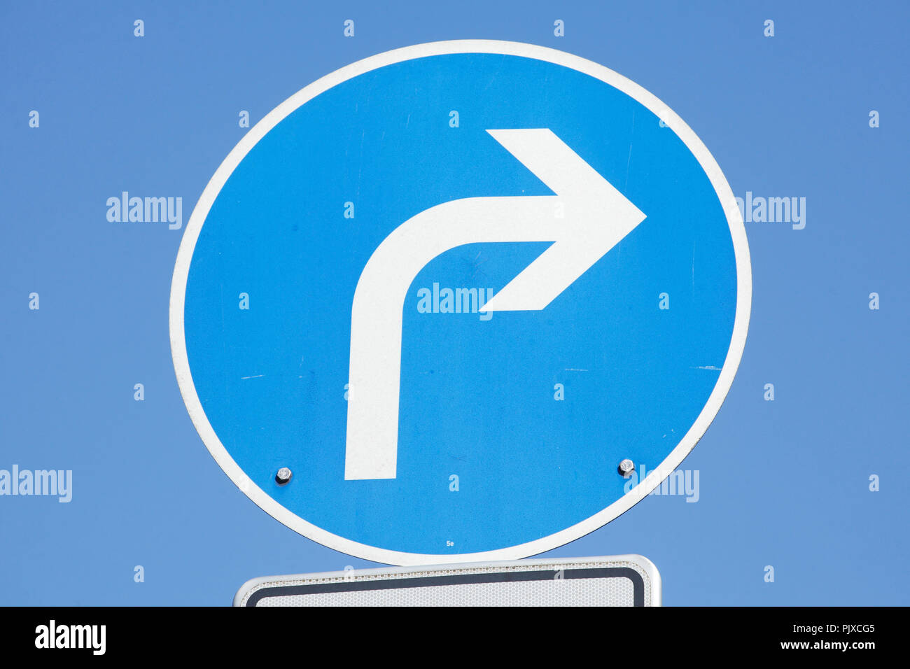 Verkehrszeichen vorgeschriebene Fahrtrichtung rechts Stockfoto