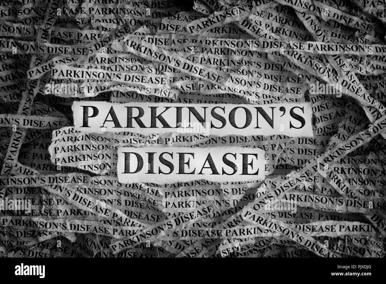 Parkinson. Papierreste mit den Worten der Parkinson'schen Krankheit. Konzept Bild. Schwarz und Weiß. Nahaufnahme. Stockfoto