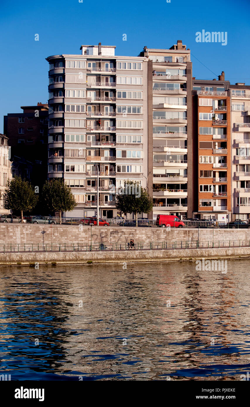 Hochhaus Gebäude entlang des Quai de Churchill und Quai Marcellis Banken an der Maas in Lüttich (Belgien, 30/09/2011) Stockfoto