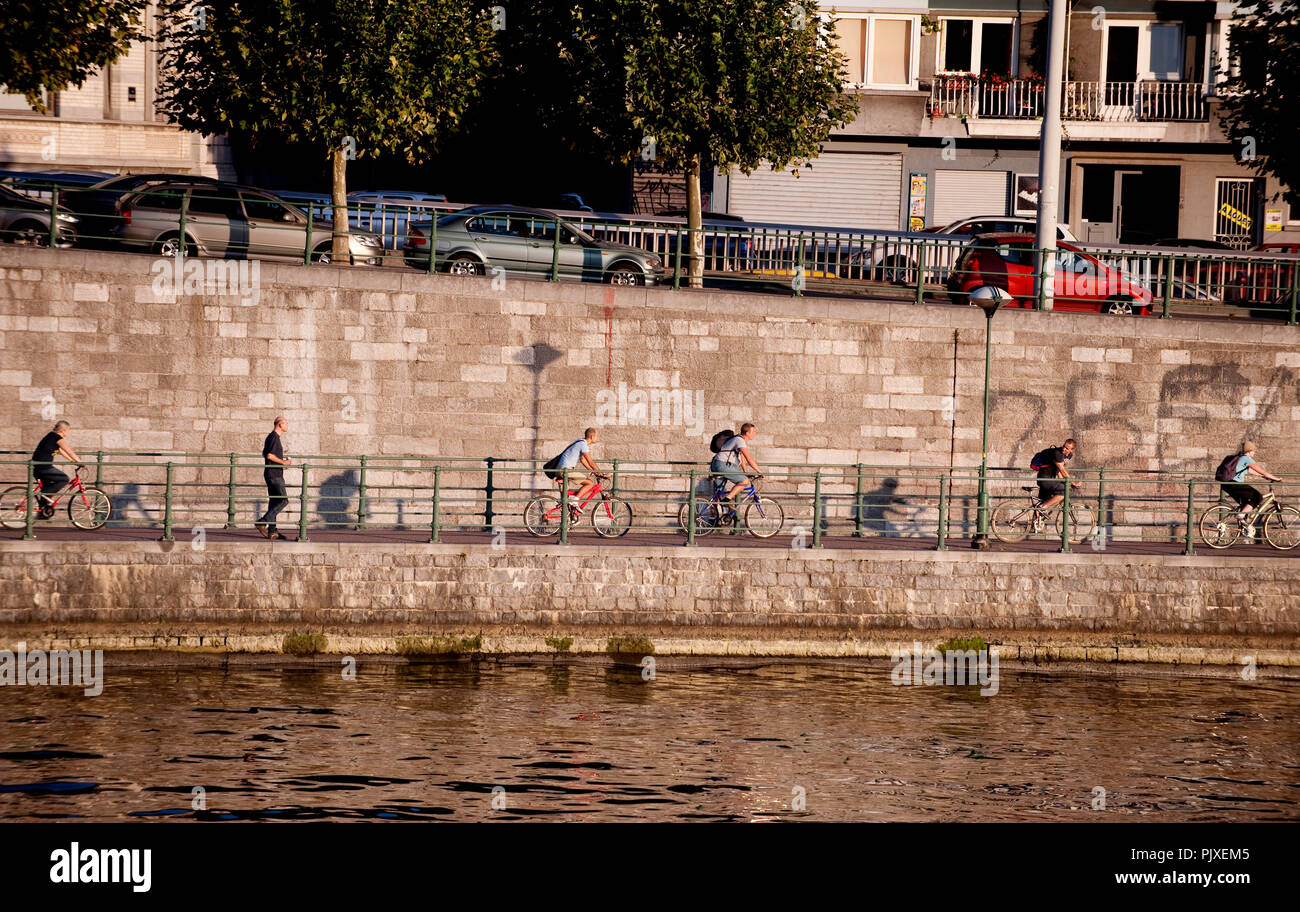 Menschen auf dem Fahrrad über den Quai de Churchill an der Maas in Lüttich (Belgien, 30/09/2011) Stockfoto