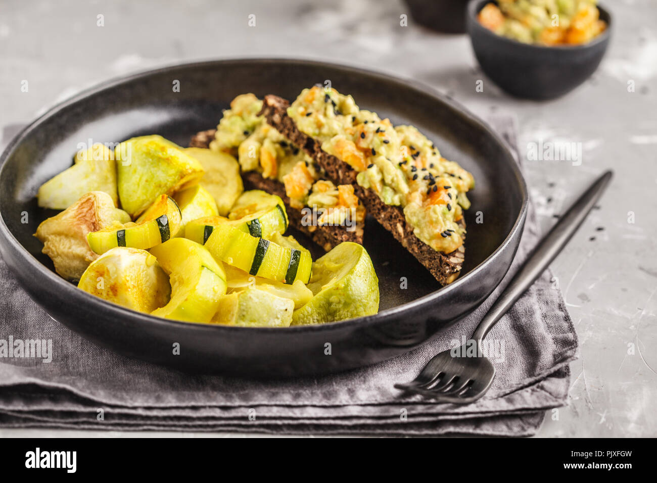 Veganes Mittagessen gebackenes Gemüse und Sandwich mit Guacamole. Saubere Konzept essen. Stockfoto