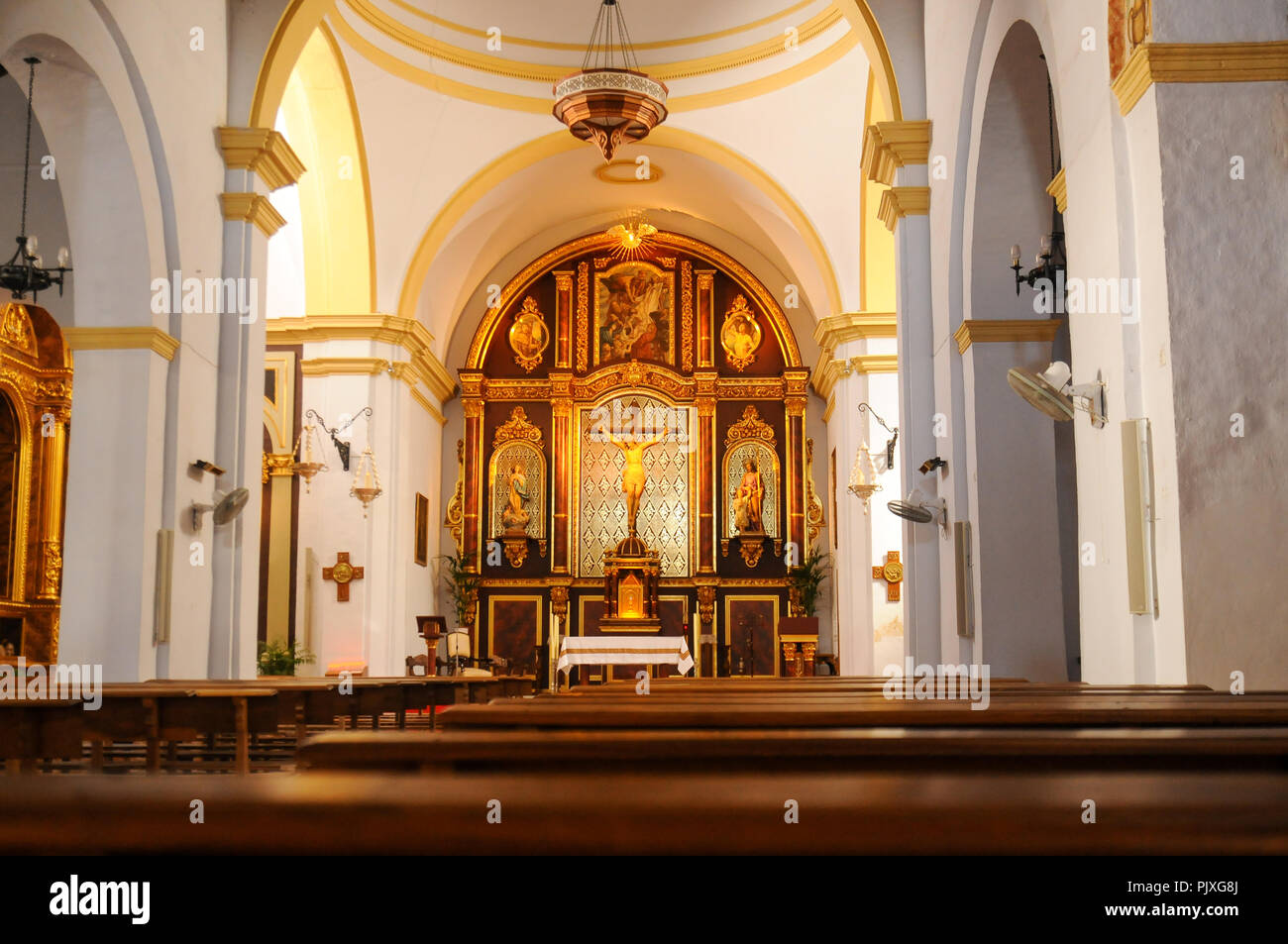 Innenraum der Kirche in Frigiliana Spanien Stockfoto