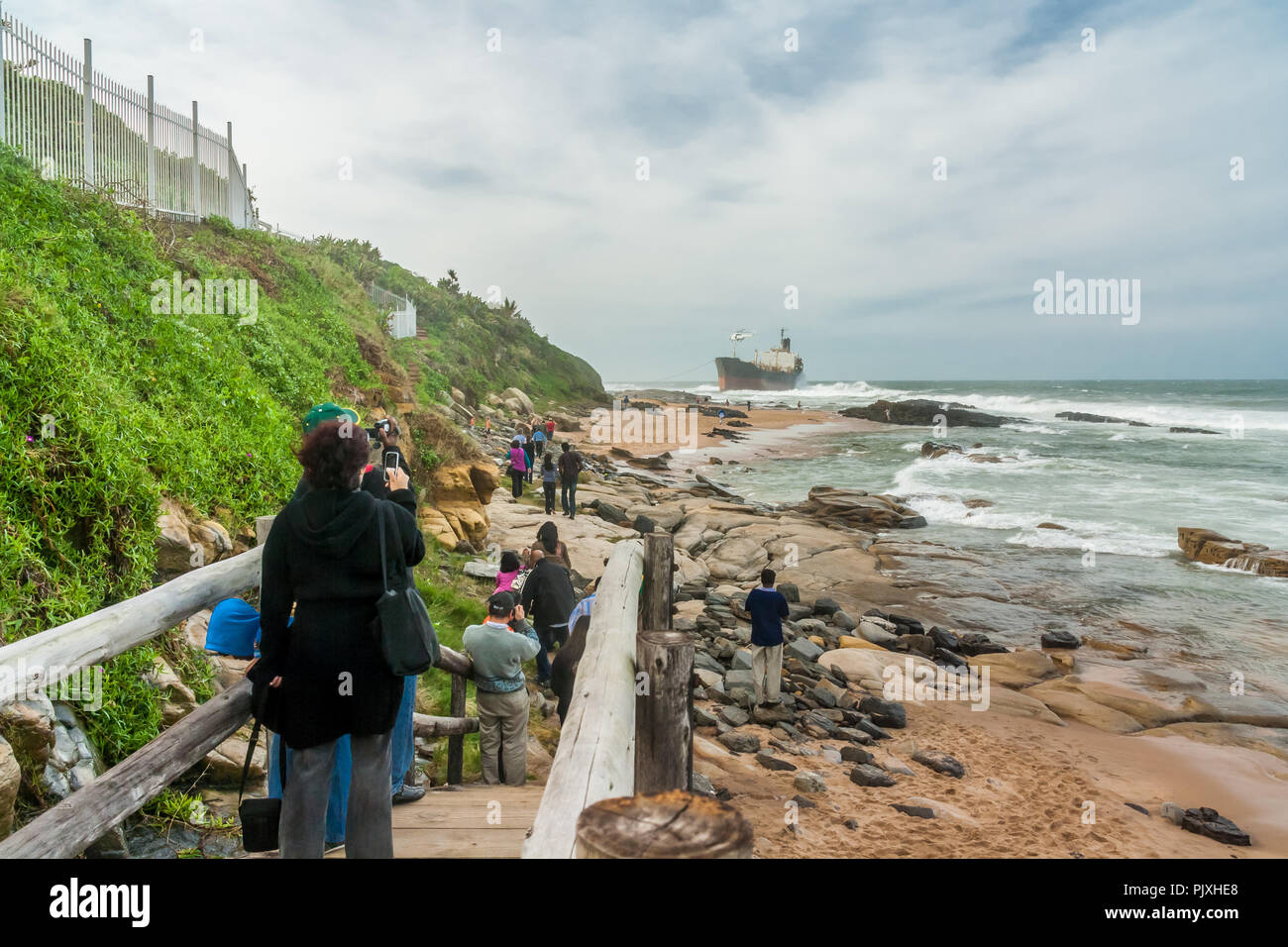 Die Menschen in Scharen die Phoenix, ein verfallenes Bulk tanker zu sehen, Strandete an der Sheffield Beach an der Durban North Coast Stockfoto