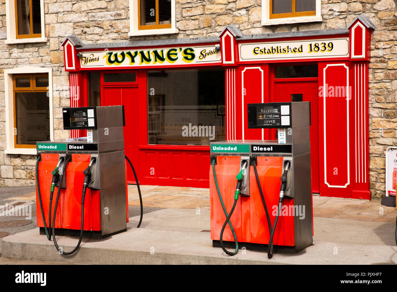 Irland, Co Leitrim, Drumkeerin, Wynne's Bar und Tankstelle Stockfoto