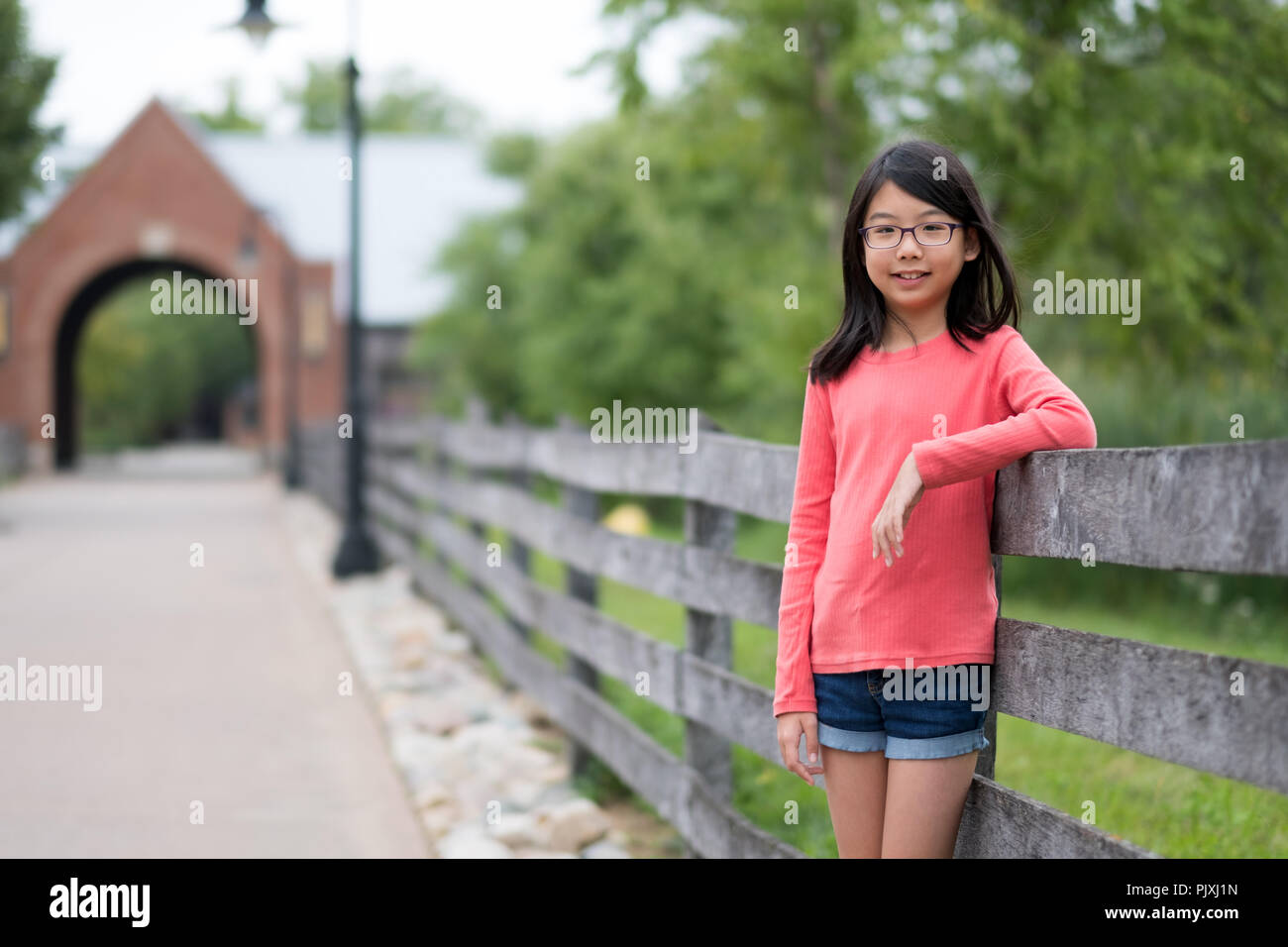 Lächelnd wenig asiatisches Mädchen im Park Stockfoto