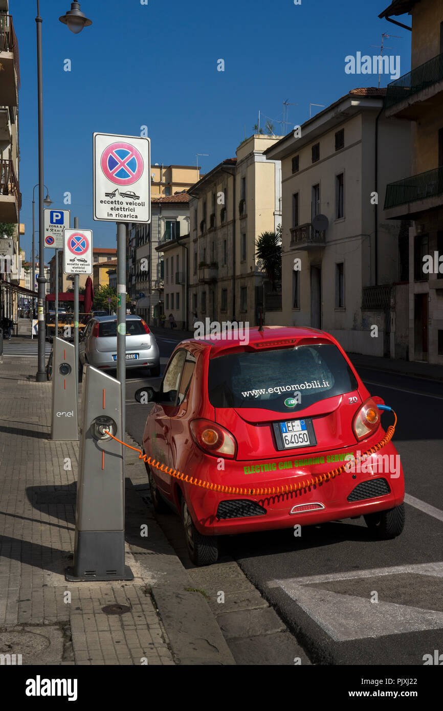 Elektrische Auto, auf der Straße in Italien Stockfoto
