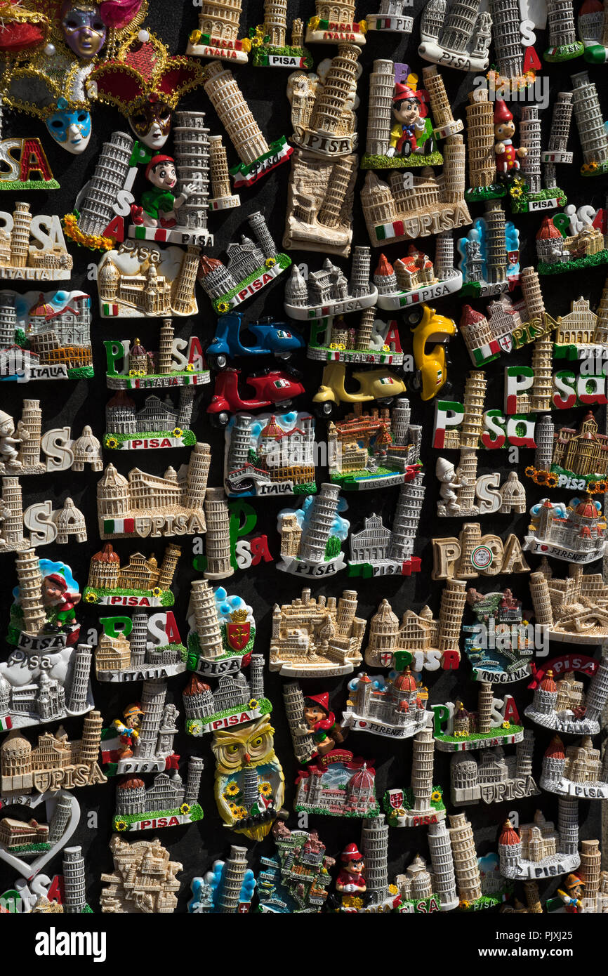 Touristische Magnete und Souvenirs zum Verkauf in Piza, Toskana Italien Stockfoto