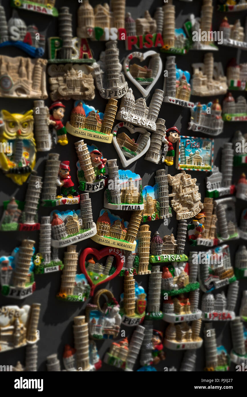 Touristische Magnete und Souvenirs zum Verkauf in Piza, Toskana Italien Stockfoto