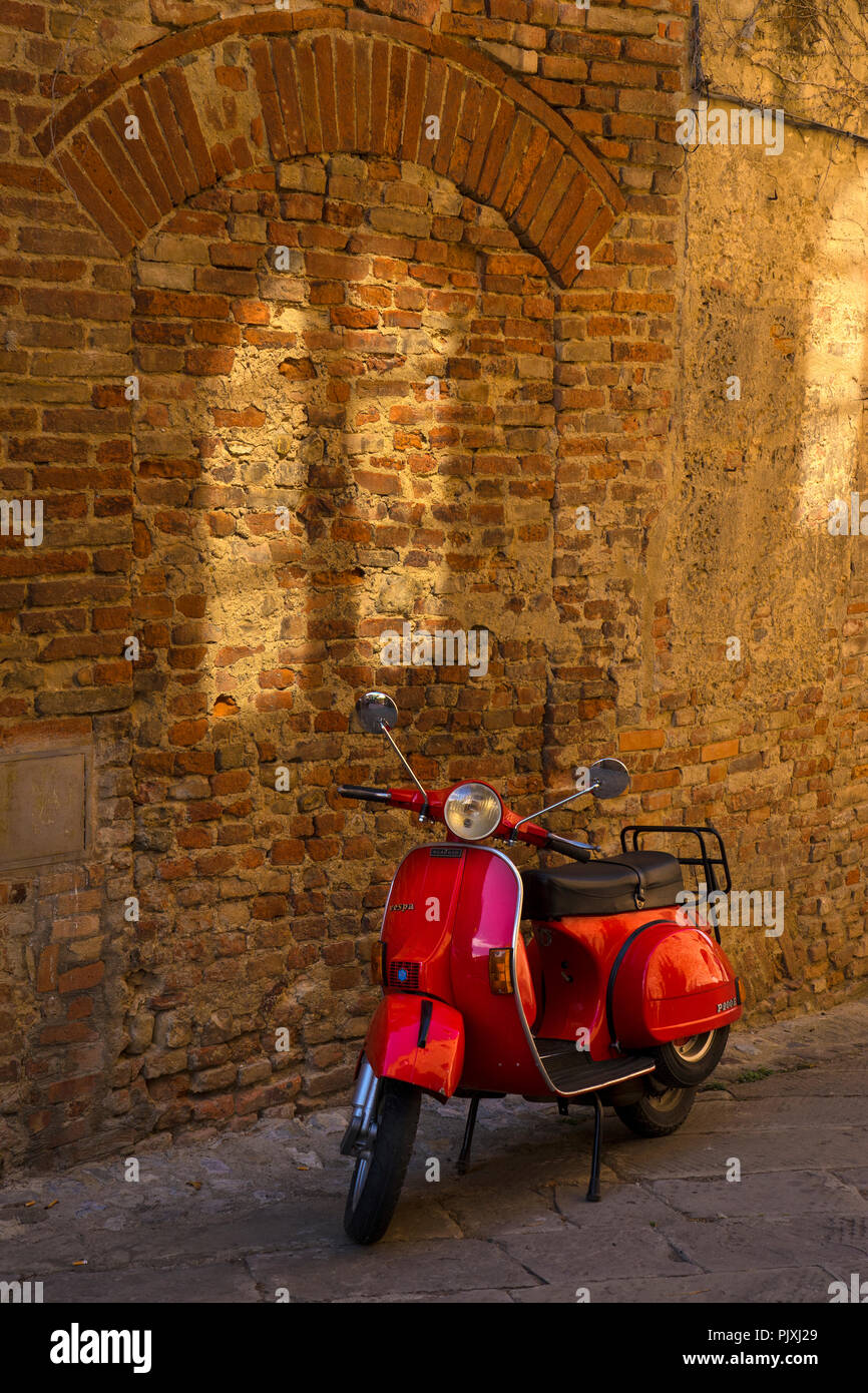 Red Vespa Roller in der Toskana, Italien Stockfoto