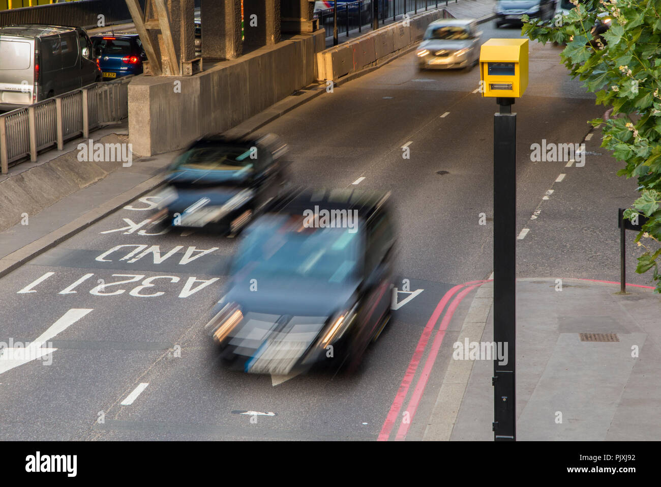 Fahrzeuge eine Speed Trap in Central London Beschleunigung Stockfoto