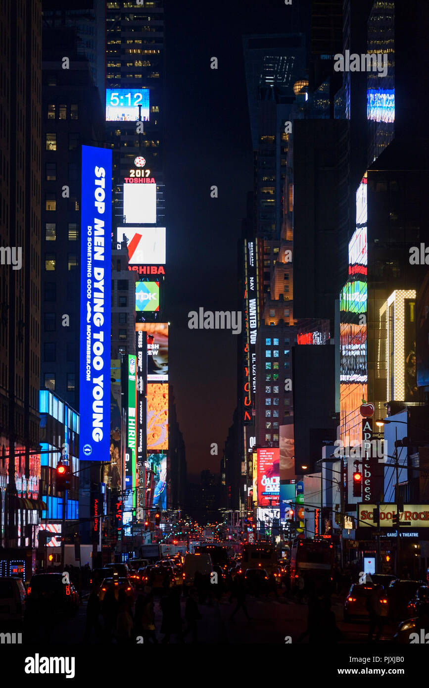 11-2017 New York, USA. Times Square und Broadway in der Nacht. Foto: © Simon Grosset Stockfoto