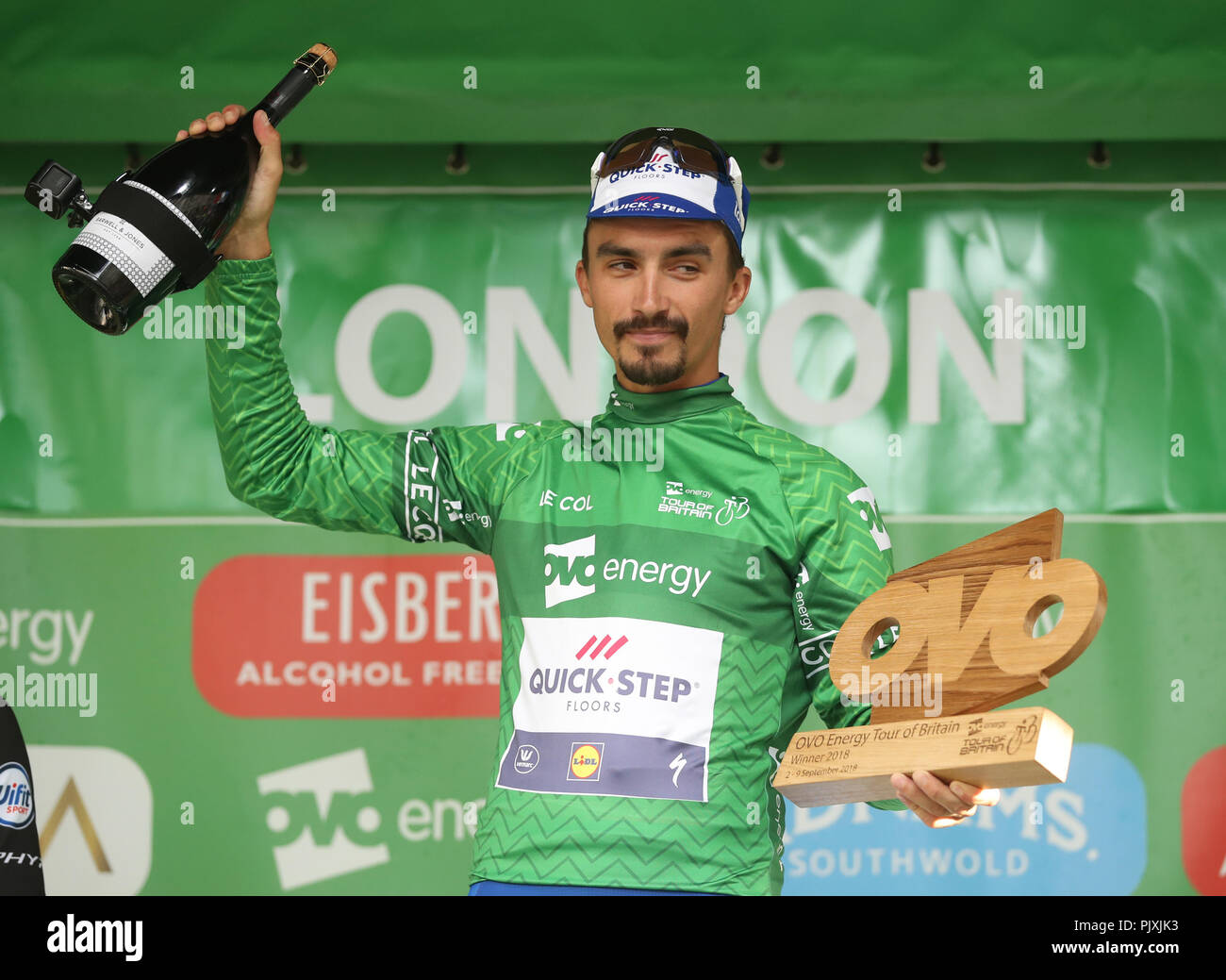 Team Quick Step Böden Julian Alaphilippe feiert den Gewinn der Ovo Energy Tour von Großbritannien 2018 rund um London. Stockfoto