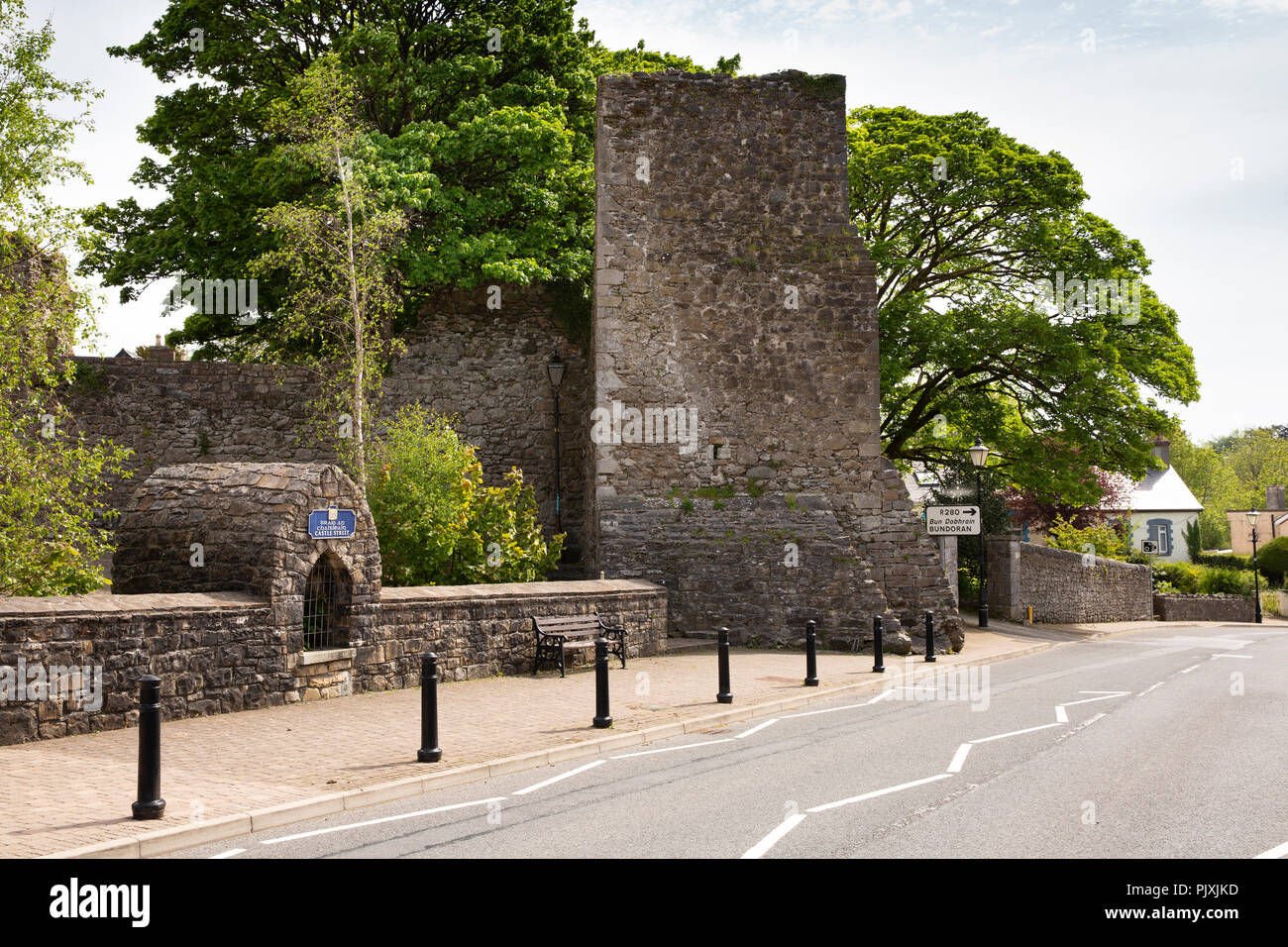 Irland, Co Leitrim, Manorhamilton, Castle Street, Burgruine Stockfoto