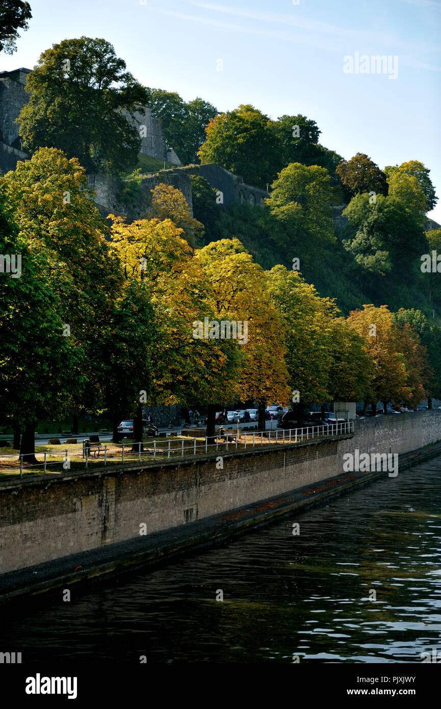 Die Zitadelle von Namur, gesehen vom Ufer der Sambre (Belgien, 28/09/2008) Stockfoto