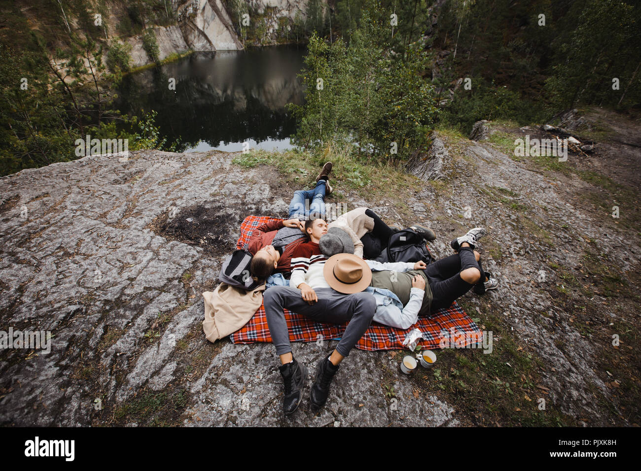 Gruppe Leute zusammen liegen auf Decke Stockfoto