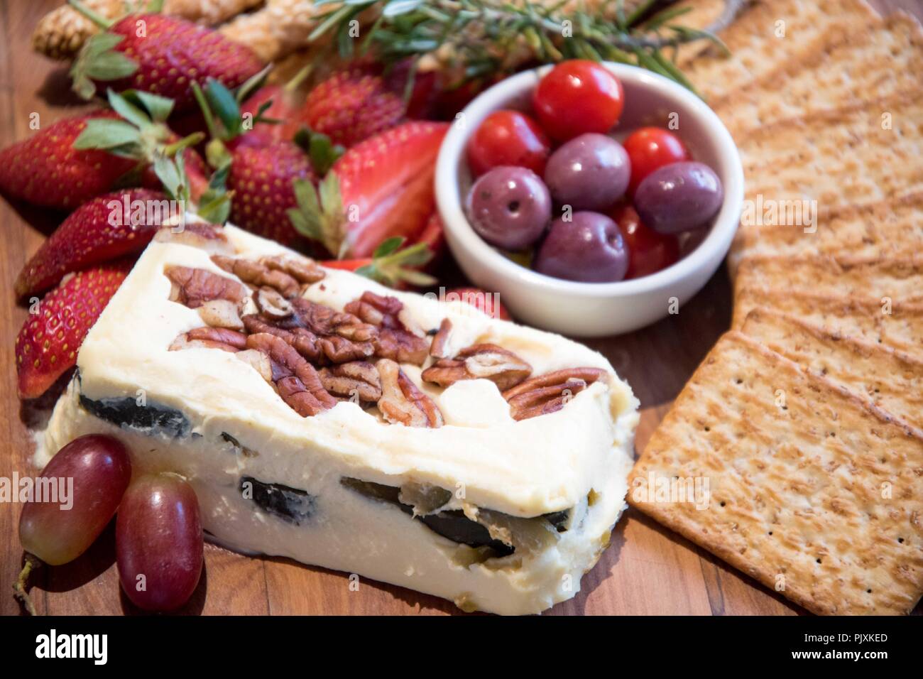 Tolles Essen und Leckereien und mit Käse und Biscuits Stockfoto