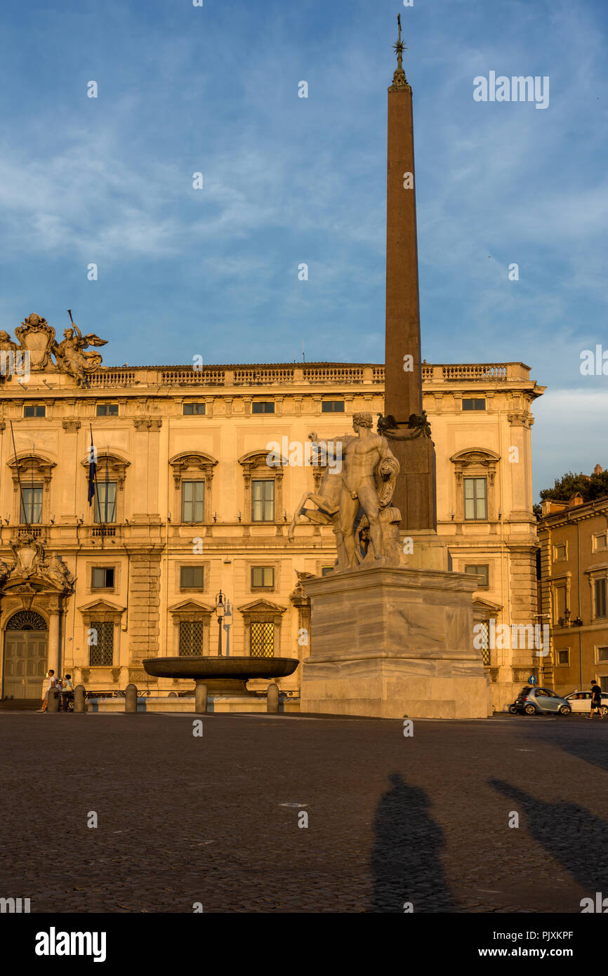 Rom, Italien, 24. JUNI 2017: Sonnenuntergang von Obelisk und der Palazzo Della Consulta an der Piazza del Quirinale in Rom, Italien Stockfoto