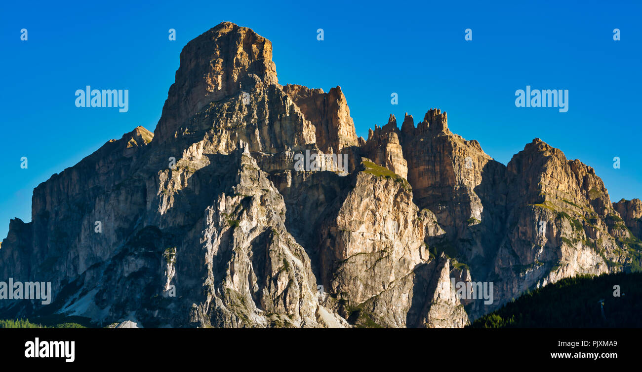 Der Gipfel des Sassongher mit dem ersten Licht der Sonne an einem klaren Sommermorgen, Alta Badia - Trentino-Südtirol, Italien Stockfoto