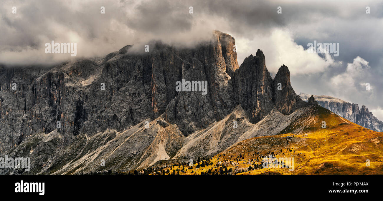 Gewitterwolken über den Gipfel der Sella Gruppe in einem herbstnachmittag, Regenzeit - Trentino-Südtirol, Italien Stockfoto